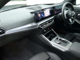 身体をしっかり支えながら長時間のドライブでも快適に過ごせるBMWのシート。素材の質感やステッチ細部まで丁寧に仕上げられたデザインが室内に上質な雰囲気を齎します。乗る度に心地良さを感じられるシートです。