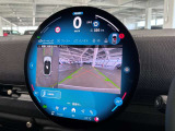 インパネ中央のアイコニックなディスプレイに映し出されるのが最大の特徴です。現行モデルでは高精細な有機EL(OLED)を採用し、タッチや音声で直感的に操作できます。