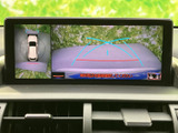 周囲の映像と車両位置を示す表示を画面で確認でき、駐車時の周辺確認をサポートします。ガイド線も表示されるため、後方や車両周囲を見ながら慎重に操作できます。
