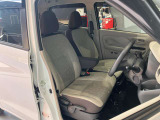 運転席、助手席です。座面も広くゆったりと座れてアームレストも付いているので重宝します。