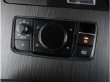 マツダコネクトを手元で操作するコマンダーコントロールはスイッチ類も大きく操作しやすく作られています。