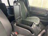 ちょっとしたところは収納ボックスにもなっています。車内はサイズも決まっているので、収納が少ないと思っているアナタ!ご安心ください。さまざまなところに収納が隠れているんです♪