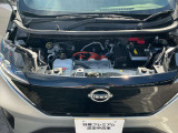 電気自動車ですのでモータールームです。ヘッドカバーのように見えるのはインバーターユニットです。起動用の12Vバッテリーを備えています。