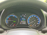 左右のメーターと中央の表示部がまとまり、運転に必要な情報を視線の届きやすい位置で確認できます。表示が整理されており、日々の走行時にも状況を把握しやすい配置です。