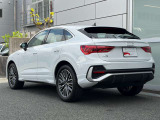 斜め後ろからのスタイルは、クーペさながらのスタイリッシュさです。