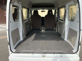 後席を全て倒して、荷物専用のスペースにした状態です。これなら長いものも積めますし、お仕事以外にもご旅行や趣味に活用できます。