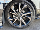 純正アルミホイールです。タイヤサイズは、235/40R18です。