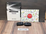 ユーザーガイドとメンテナンスノートとスマートキーが付いています。