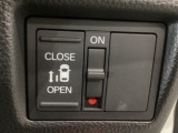 【片側パワースライドドア】片側がパワースライドドアになっており、運転席のスイッチやスマートキーでも開閉が可能です!開口部も広いので乗り降りも楽々♪
