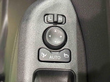 キーフリー連動で施錠時に格納します。降車の直前まで後方確認ができ、閉じ忘れも防げます。