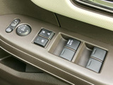ドア側にミラー調整やウインドウ操作のスイッチがまとまり、運転席から手を伸ばしやすい配置です。窓の開閉やドアロックなど日常的に使う機能をひと目で確認でき、使い勝手にも配慮されています。