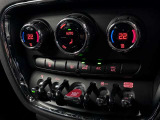 MINIの運転席操作部は、中央に構えるディスプレイが最大の特徴です。航空機を思わせるトグルスイッチなど、直感的で遊び心のあるメカニカルな操作感が、ゴーカートのような走りの高揚感を高めます。