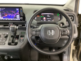 【ハンドル】運転にかかわる様々な操作を安全に行えるように視点移動が少なく操作性に配慮されたスイッチ類が凝縮されたコックピットです。