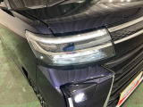 白く明るい光で夜間走行をサポートするLEDヘッドランプを搭載