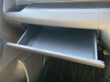 ダッシュボード助手席側上部にインストアッパーボックスがあり、収納に便利です。