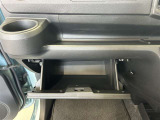 ちょっとしたところは収納ボックスにもなっています。車内はサイズも決まっているので、収納が少ないと思っているアナタ!ご安心ください。さまざまなところに収納が隠れているんです♪