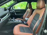 前席からはフロントガラス越しの見通しがよく、運転席と助手席それぞれにゆったりした座席を備えています。手の届きやすい位置にセンターコンソールがあり、日常の移動にも便利です。