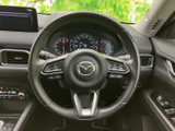 握ったまま手元のボタン類を確認でき、運転中の視線移動を抑えやすい配置です。メーターや前方を見ながら扱いやすく、日々の運転をサポートする機能が集約されています。