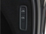 【電子制御エア・サスペンション、FOUR-C】乗車人数や荷物の量にかかわらず地上高を一定に保つ4輪エアサスペンションは、さまざまな走行条件に対応できる車高調整機能が特徴です。