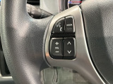ステアリングにオーディオ操作スイッチが付いています。オーディオ画面に直接タッチしなくても操作が出来ますので、運転に集中できます。