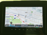 地図上に道路や周辺施設が表示され、目的地までのルートを確認する場面で役立ちます。地図の表示範囲を把握しやすく、画面下部にはメニューも配置。お出かけ先での道順確認をサポートする装備です。