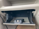 グローブボックスにもいろいろ入れて頂けます。