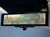 インテリジェントルームミラーです。人や物で視界が遮られてても、車体後部のカメラ映像に切り替えることにより、クリアな後方視界を実現しています。