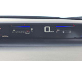 ひと目で情報を確認できる視認性の高いスピードメーターです。