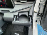運転席・助手席にドリンクホルダーが付いてとっても便利です。