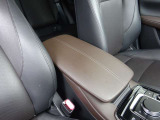 運転席と助手席の間に大型のアームレストを備えており、長時間のドライブでも腕を休めて楽な姿勢を保ちやすい設計です。内部には小物をすっきり整理して収納できるスペースがあり、車内の整頓にも役立ちます。