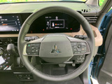 運転席正面にメーター画面が配置され、速度や車両からのお知らせを確認しやすいレイアウトです。ステアリング越しに視線を大きく外さず情報を把握でき、日々の運転をサポートします。