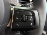 MINIの運転席操作部は、中央に構えるディスプレイが最大の特徴です。航空機を思わせるトグルスイッチなど、直感的で遊び心のあるメカニカルな操作感が、ゴーカートのような走りの高揚感を高めます。