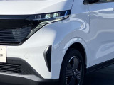 LEDヘッドライト、ハロゲンランプと比べると白く自然に近い明るさで、ライトの照射角も調整できるため、視認性が高くなります。