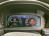 速度や各種車両情報をまとめて確認できるメーター配置です。表示が運転席正面に集まり、走行前や停車中にも必要な情報を見つけやすい構成で、日々の運転をサポートします。