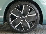 R-Line Pluspackage専用19インチのアルミホイール装着!