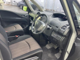 運転席と助手席には落ち着いた色合いのシートを採用し、ゆったり座れる空間が広がります。運転席まわりは前方を見渡しやすく、足元もすっきりまとまった印象です。