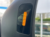 【リヤビークルディティクション】走行中、ドアミラーの死角になりやすい箇所に後続車が接近するとサイドミラー付近に警告を表示、ドライバーに注意喚起と、万一の際はハンドル操作をアシストをします。