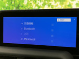 画面のメニューから交通情報やBluetooth、USB、Miracastなどを選べる構成です。よく使う機能を画面で確認しながら選択でき、毎日の移動に合わせて便利にお使いいただけます。