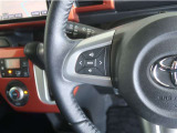 ステアリングスイッチ付き。前方から目を離すことなく操作することが可能です。
