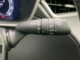レバーには操作内容を示す表示があり、運転席から確認しやすい配置です。走行中に手元で扱う装備をすぐ見分けやすく、日常の運転を支える実用性にも配慮されています。