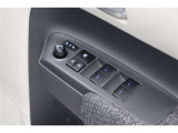 スイッチ一つで窓を開け閉めできるパワーウィンドウスイッチです。