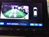 バックカメラの画像です。ガイドラインがスムースな車庫入れをサポートいたします。車庫入れの安心感がアップしますね。