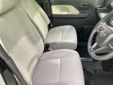 明るい色合いのシートが広がり、前席でゆったり過ごせる空間です。運転席から前方を見渡しやすく、ドアまわりも落ち着いた配色でまとめられています。