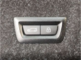 【ドライバーコックピット】人間工学に基づきドライバー中心にすべての操作パネルを設計。ドライバーが直感的に操作できる様にドライバー側にわずかに傾斜。常に運転に最適な姿勢/視線を保つ事が出来ます!
