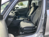 前席は落ち着いた色味とシートの織り柄が調和し、車内をすっきりと見せます。座面や背もたれの形状も確認でき、乗り込んだ後の視界も広がります。
