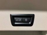 オートマチック・テールゲート・オペレーション  電動オープン、クローズ機能を備えたテールゲートはリモートコントロールキーのボタンの操作、テールゲートのボタンにより開閉が可能です。