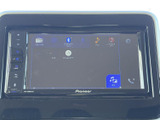 FM・AMやBluetooth、AUXなど、利用できる音源が画面に表示されています。使いたい項目を確認しながら選べるため、通勤やお出かけの移動時間に活躍します。