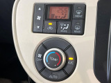 【オートエアコン】一度お好みの温度に設定すれば、車内の温度を検知し風量や温度を自動で調整。暑い&hellip;寒い&hellip;と何度もスイッチ操作をする必要はありません。快適な車内空間には必須の機能ですね♪
