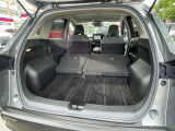両方倒すと広いラゲッジスペースができます