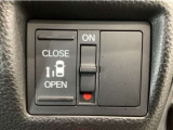 【片側パワースライドドア】片側がパワースライドドアになっており、運転席のスイッチやスマートキーでも開閉が可能です!開口部も広いので乗り降りも楽々♪